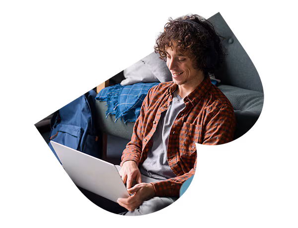 Espace de travail étudiant avec ordinateur portable et fournitures scolaires pour promouvoir les offres à venir sur Internet et des appareils mobiles.