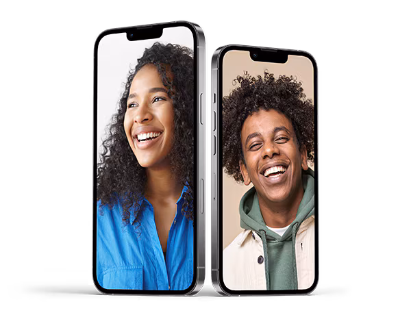 Étudiant utilisant un téléphone intelligent pour connaître les offres Mobilité de la rentrée.