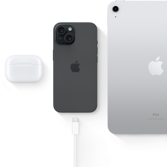 Un iPhone 15 et un connecteur USB-C montrant que le même connecteur peut être utilisé avec les AirPods Pro et iPad.