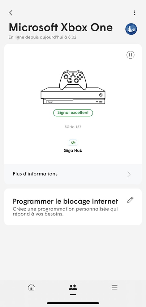 Un téléphone mobile affiche la vitesse et la force du signal d’un appareil connecté. Une longue description suit.