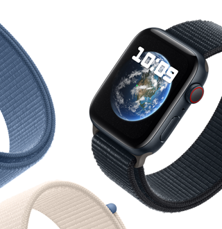 Une Apple Watch SE avec un bracelet sport à rabat et le fond d’écran Astronomie, qui montre la planète Terre.
