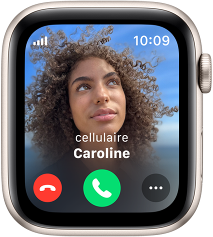 Une notification d’appel entrant montrant le nom et la photo de la personne qui appelle est affichée sur une Apple Watch SE.