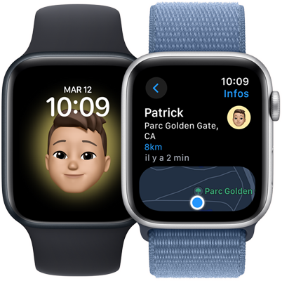 Image montrant deux Apple Watch SE, l’une avec le Memoji d’une personne en fond d’écran et l’autre affichant la position de cette personne dans l’app Plans.