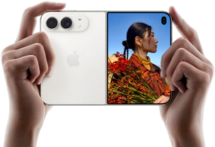 iPhone Duo, couleur blanc stellaire, deux mains le tiennent en orientation horizontale, déplié, le volet gauche montre les deux caméras arrière Fusion 48 mégapixels, le volet droit montre l’écran externe affichant une personne en train de se faire photographier, qui peut se voir pendant la prise grâce à Duo Preview