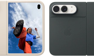 iPhone Duo, couleur blanc stellaire, dans un étui en silicone sable, orientation paysage, complètement ouvert à l’horizontale, deux caméras Fusion dans le coin supérieur gauche, l’étui couvre la face arrière externe et les bordures extérieures de l’écran avant, à droite, l’écran externe affiche le portrait d’une personne. iPhone Duo, couleur blanc stellaire, complètement ouvert à l’horizontale, étui Folio à support intégré bleu marine, face arrière externe présentant les deux caméras arrière Fusion 48 Mpx, deux objectifs
