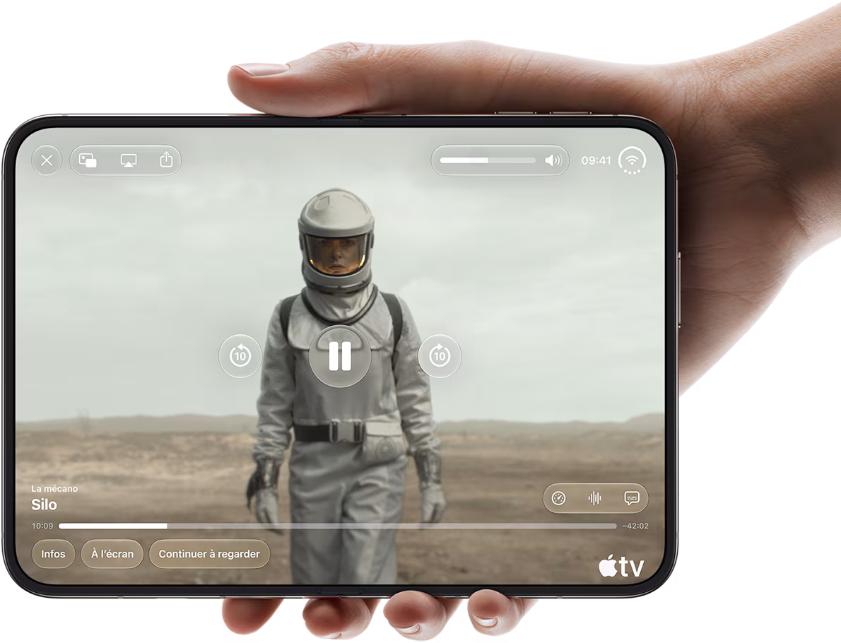 iPhone Duo, tenu d’une main, ouvert en orientation horizontale, entièrement déplié, l’écran interne affiche la série Silo d’Apple TV