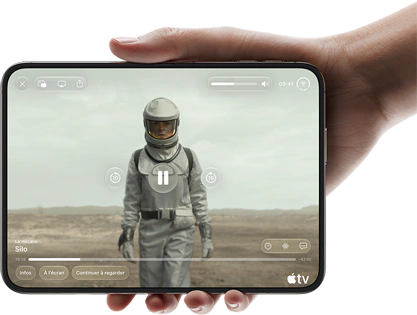 iPhone Duo, tenu d’une main, ouvert en orientation horizontale, entièrement déplié, l’écran interne affiche la série Silo d’Apple TV