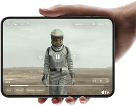 iPhone Duo, tenu d’une main, ouvert en orientation horizontale, entièrement déplié, l’écran interne affiche la série Silo d’Apple TV
