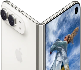iPhone Duo, partiellement ouvert à la manière d’un livre, avec le mécanisme à charnière au centre; à gauche, le volet arrière externe montre le logo Apple et les deux caméras, à droite, l’écran externe affiche le portrait photo d’une personne blonde
